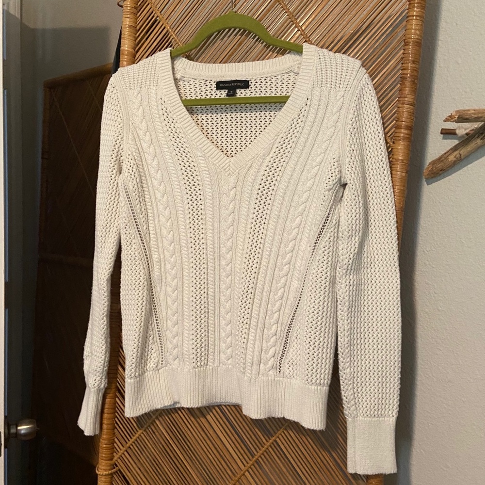Banana republic White V neck cable knit sweater S